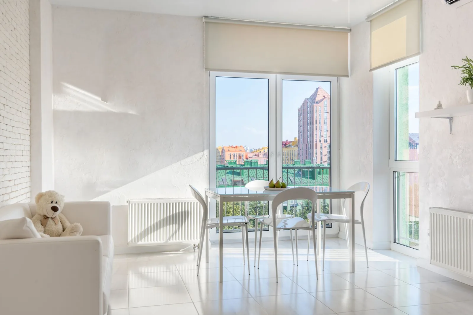 Coin repas d'un appartement lumineux avec vue sur la ville