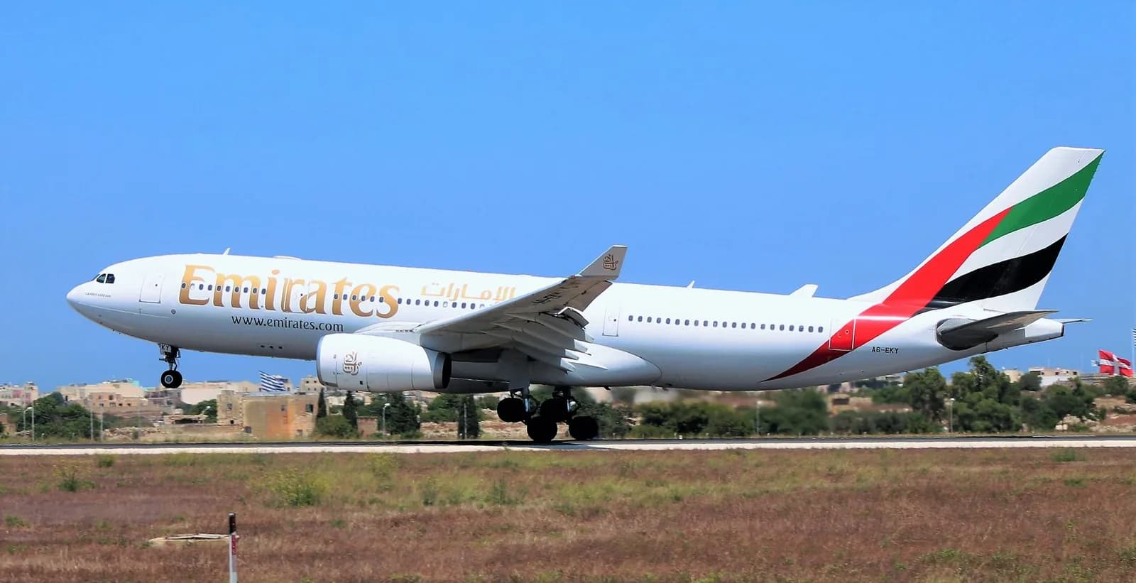 Avion de ligne à l'atterrissage sur la piste de l'aéroport international de Malte, à Luqa