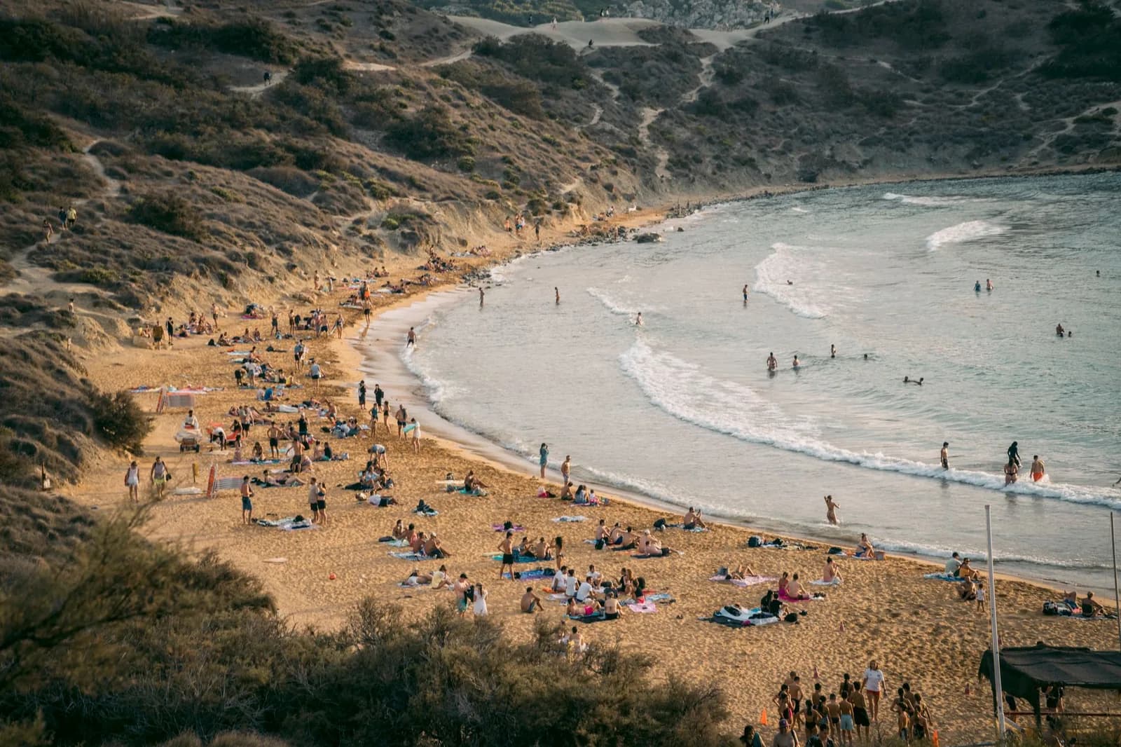 Baigneurs dans la mer encore chaude de Golden Bay, à Malte, en fin d'été