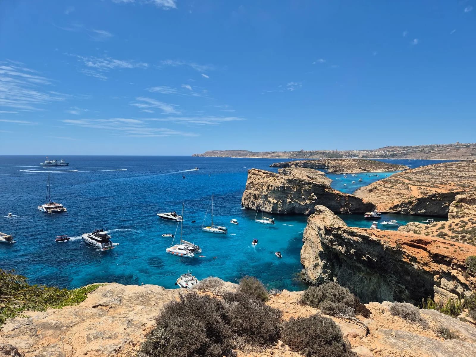 Eaux turquoise et bateaux ancrés dans le Blue Lagoon de l'île de Comino, à Malte