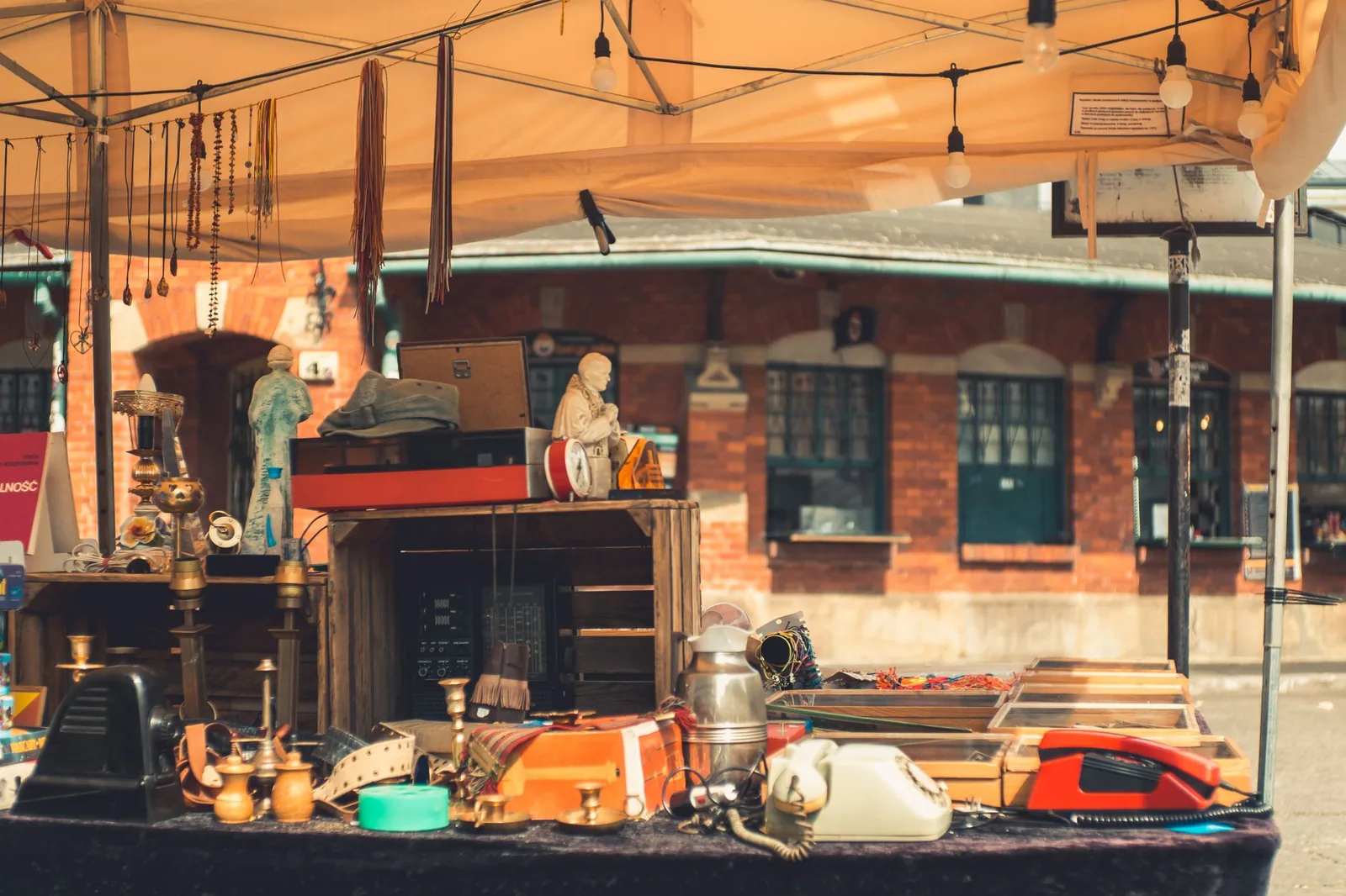 Étal de brocante en plein air chargé d'objets d'occasion et de mobilier vintage