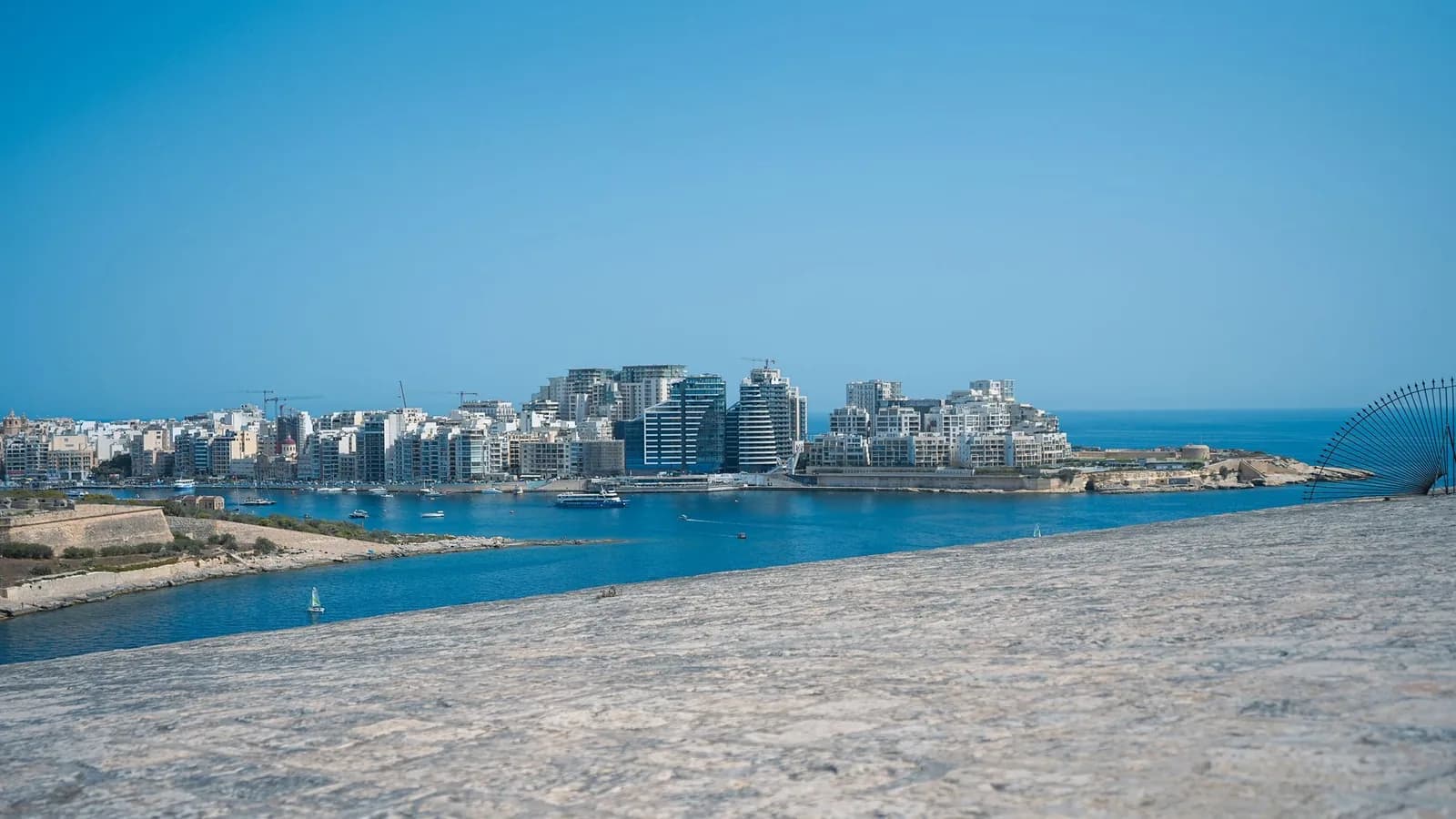 Ciel dégagé et mer bleue au-dessus de Sliema, vus depuis les remparts de La Valette, à Malte