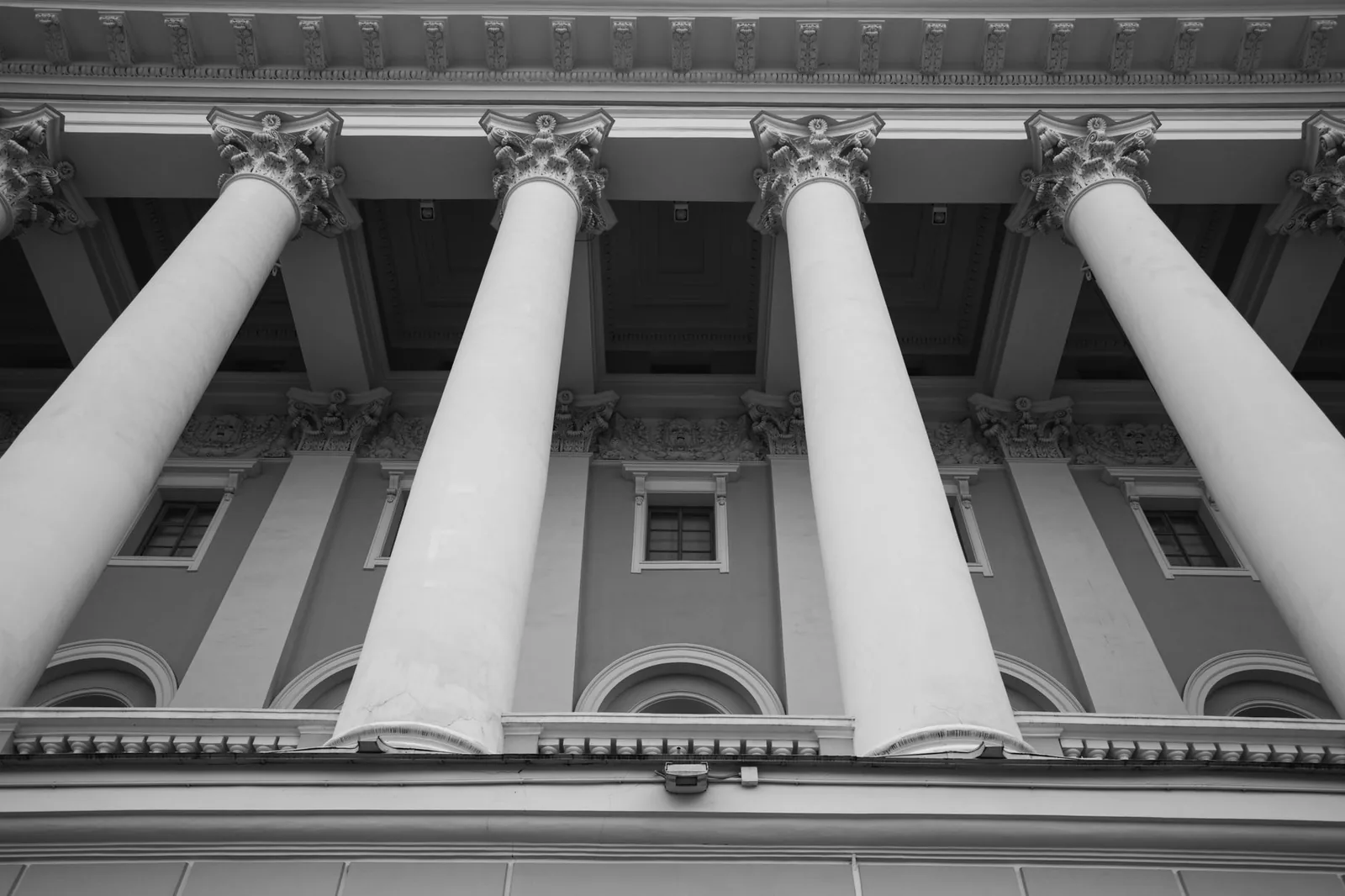 Colonnes corinthiennes d'un bâtiment institutionnel vues en contre-plongée