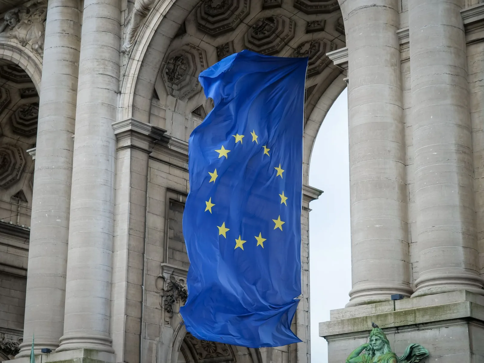 Drapeau de l'Union européenne flottant devant un ciel bleu