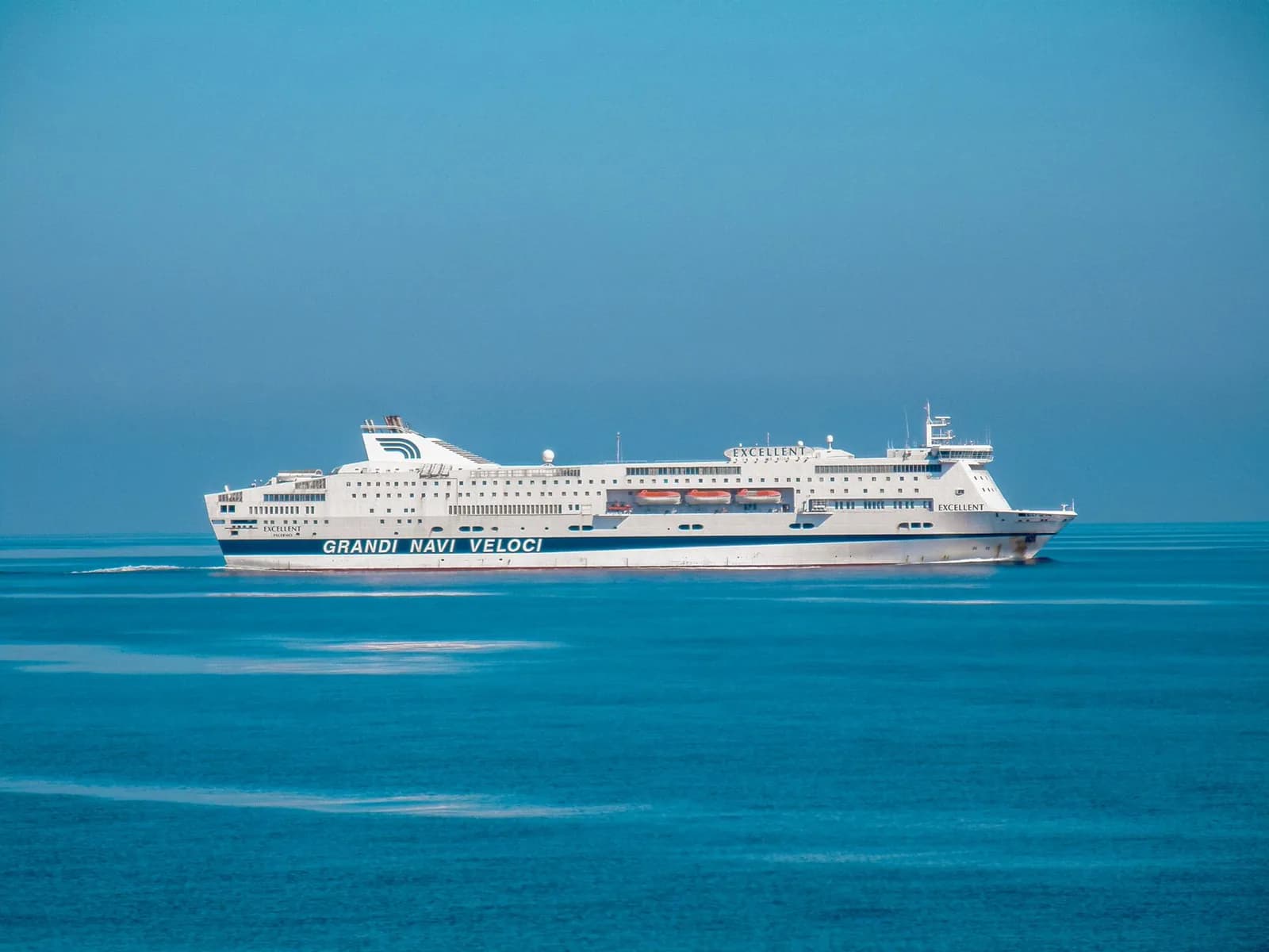 Ferry traversant la Méditerranée entre la Sicile et Malte