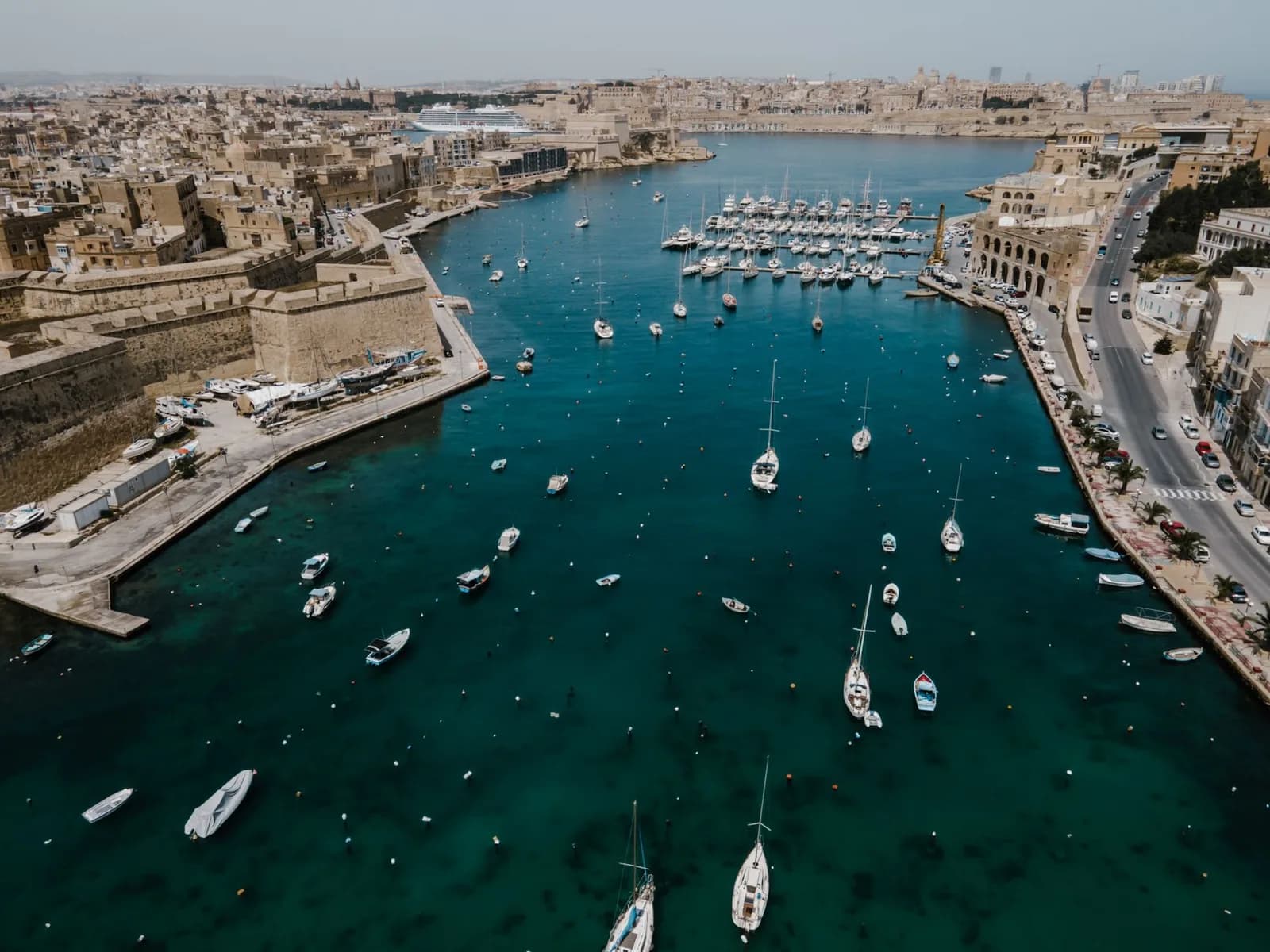 Le Grand Harbour de Malte entre Birgu et Senglea, barques et voiliers amarrés devant les fortifications