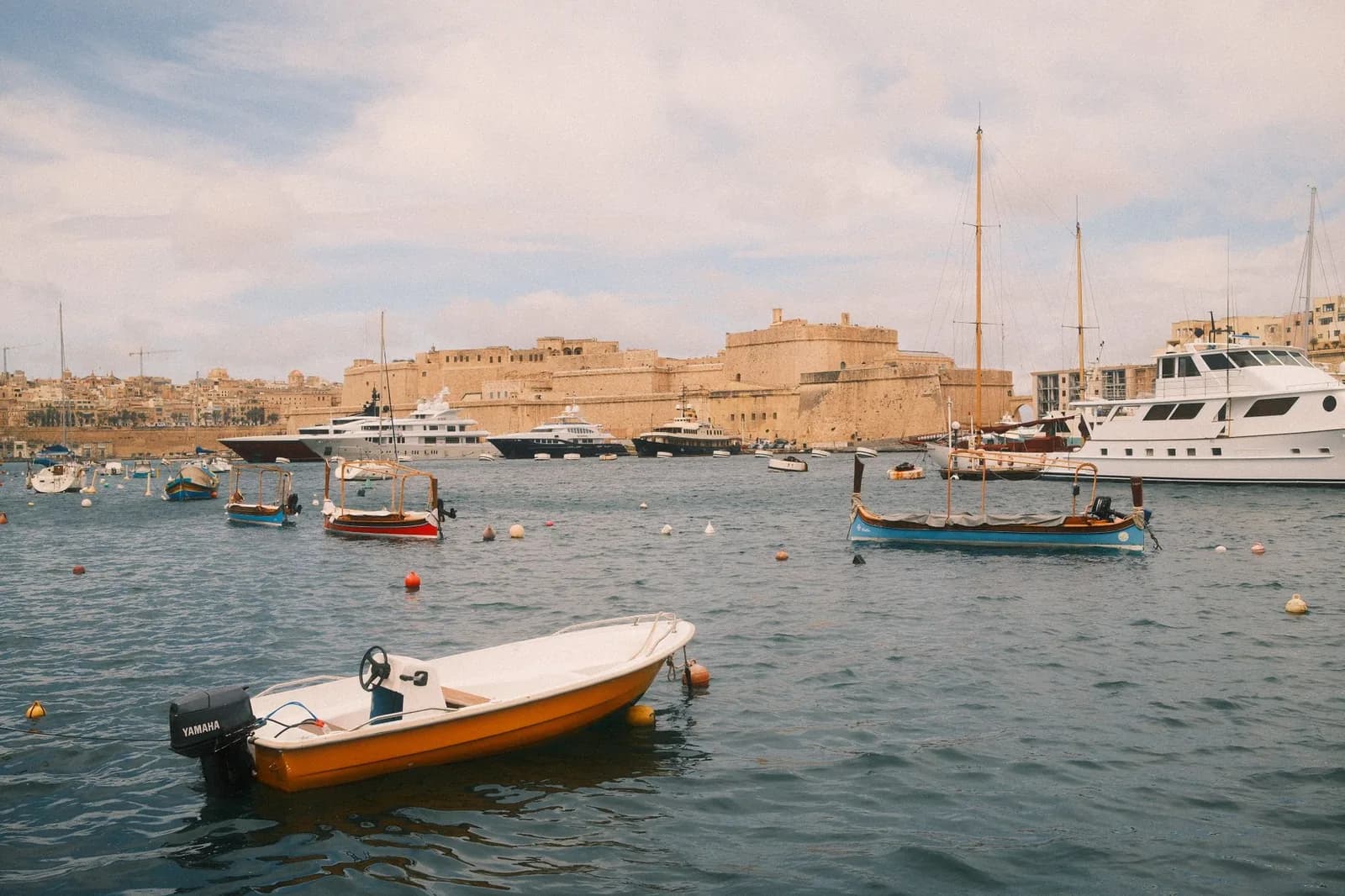 Bateaux et yachts dans le Grand Port de Malte, face aux fortifications de Birgu et des Trois Cités