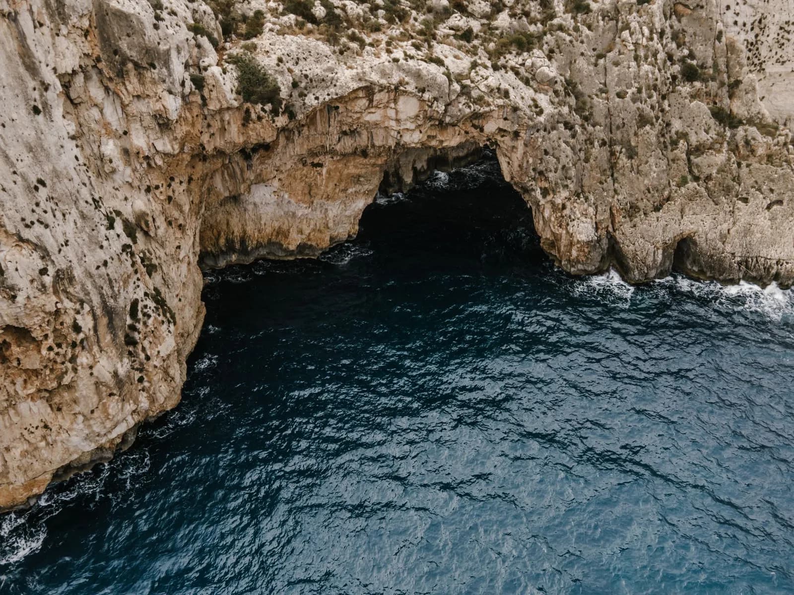 Arche et grotte marine de la Grotte Bleue vues du ciel, à Il-Qrendi, au sud de Malte