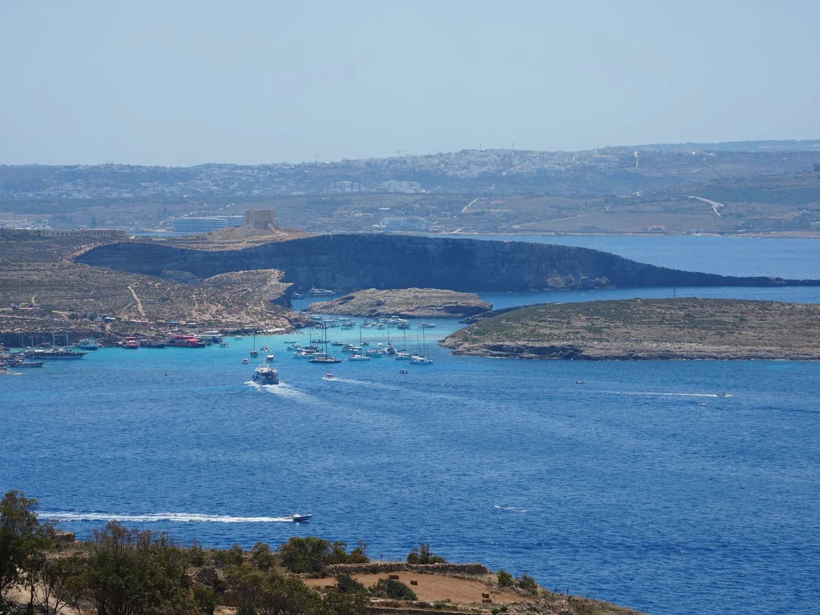 L'île de Comino et sa tour Sainte-Marie vues depuis les hauteurs de Gozo, à Malte