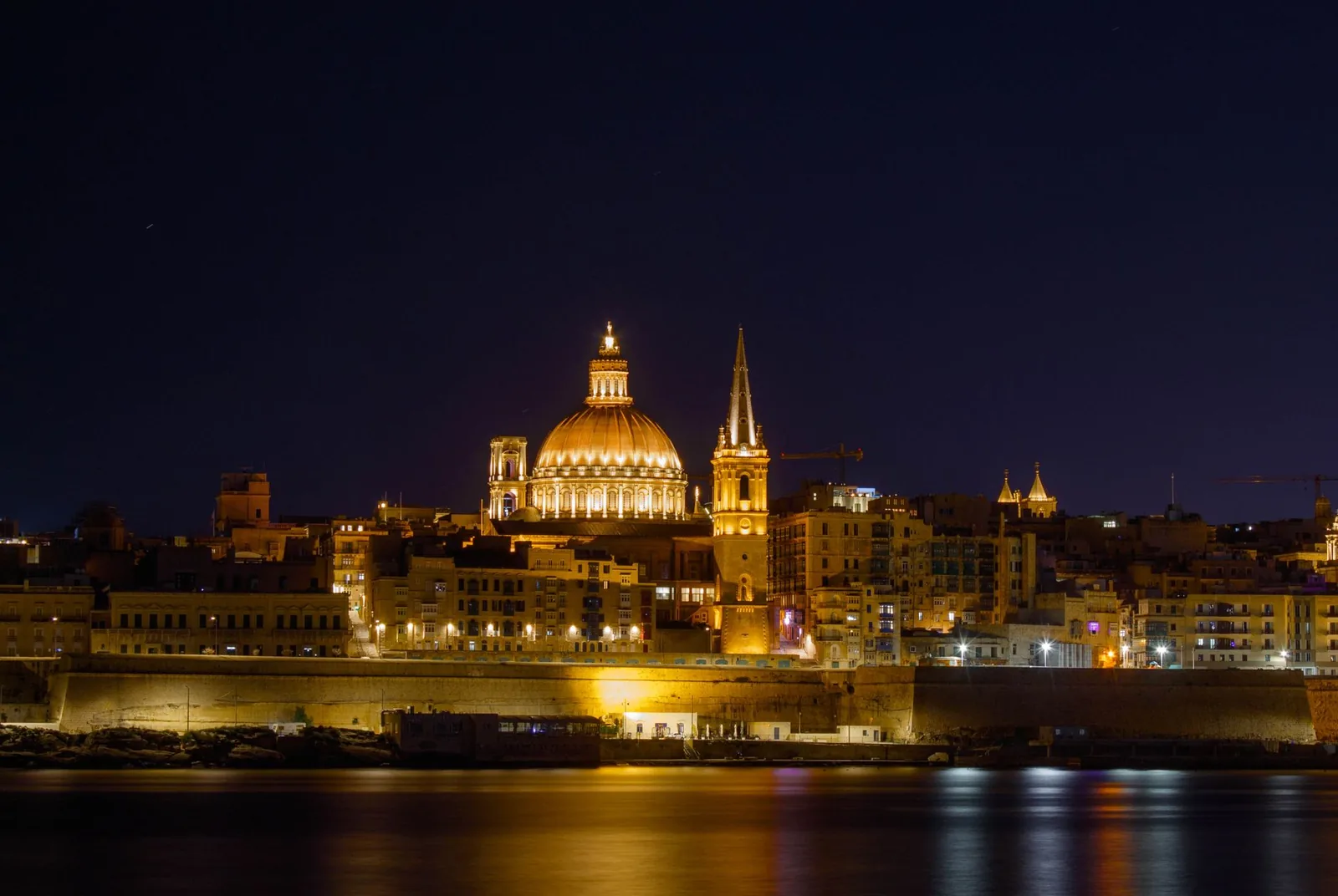 La Valette illuminée la nuit, dôme de la basilique du Carmel et front de mer, à Malte