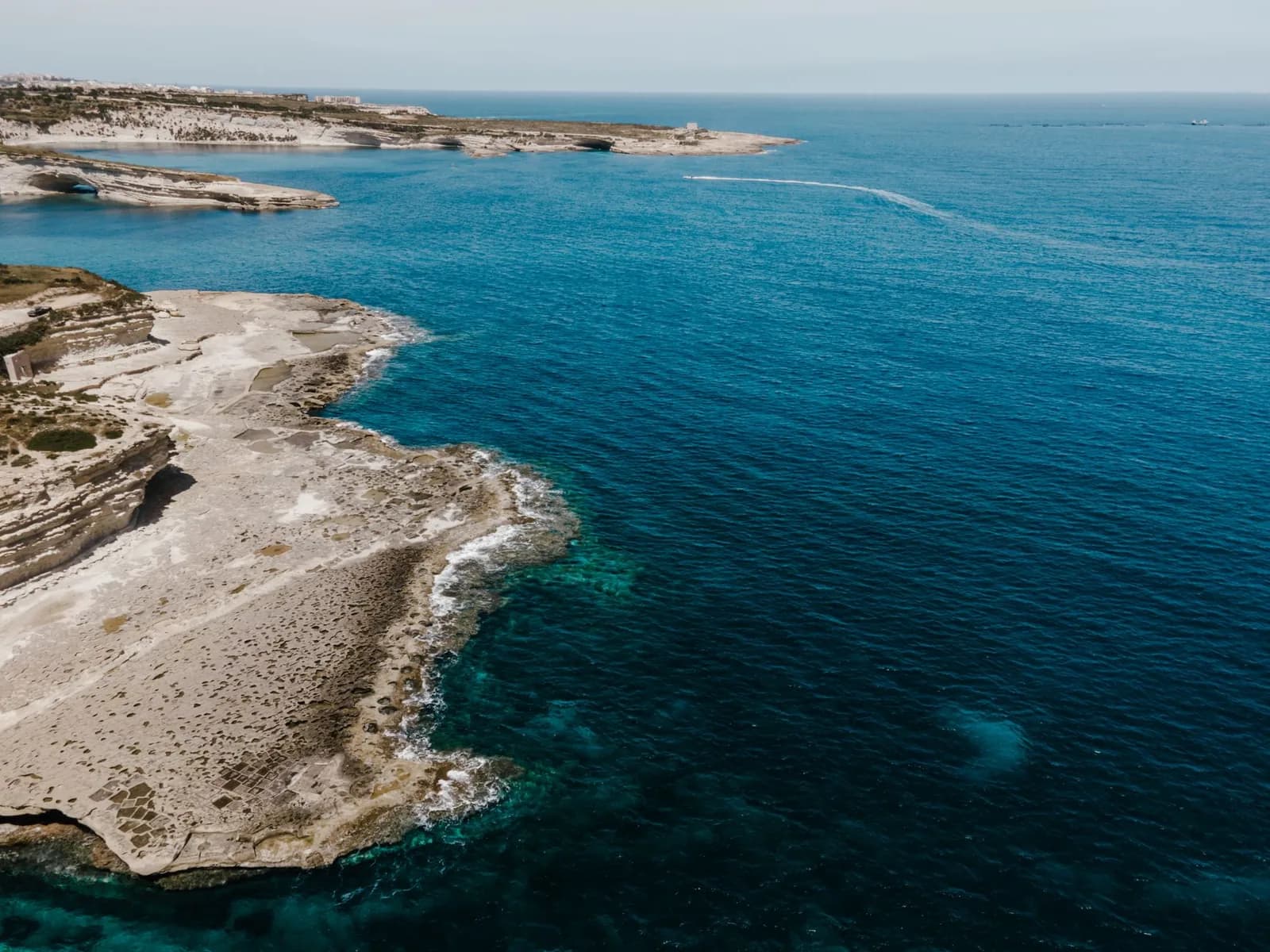 Vue aérienne du littoral calcaire de Malte face à la mer Méditerranée ouverte