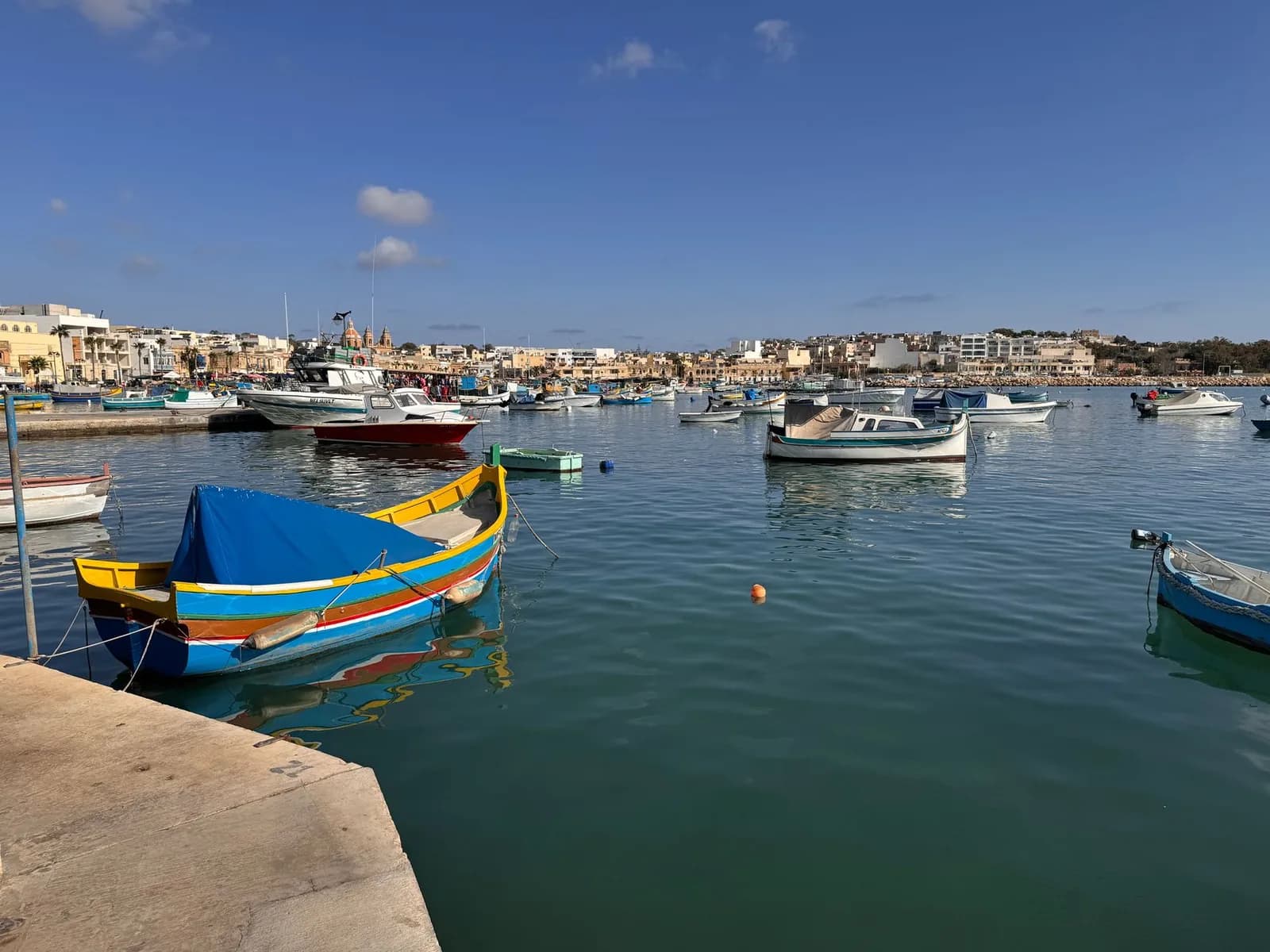 Luzzu aux couleurs vives amarrés dans le port de pêche de Marsaxlokk, à Malte