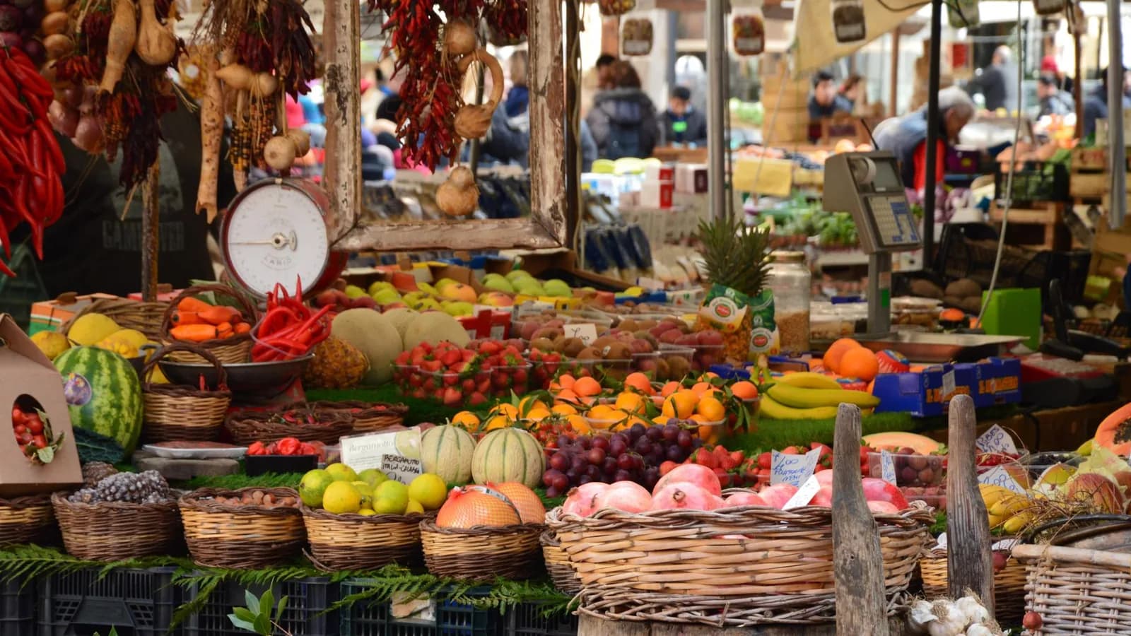 Étal de marché méditerranéen chargé de fruits et légumes frais