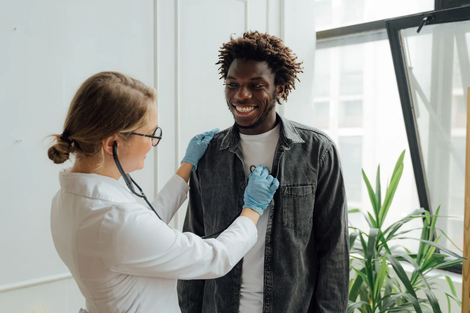 Médecin auscultant un patient au stéthoscope lors d'une consultation