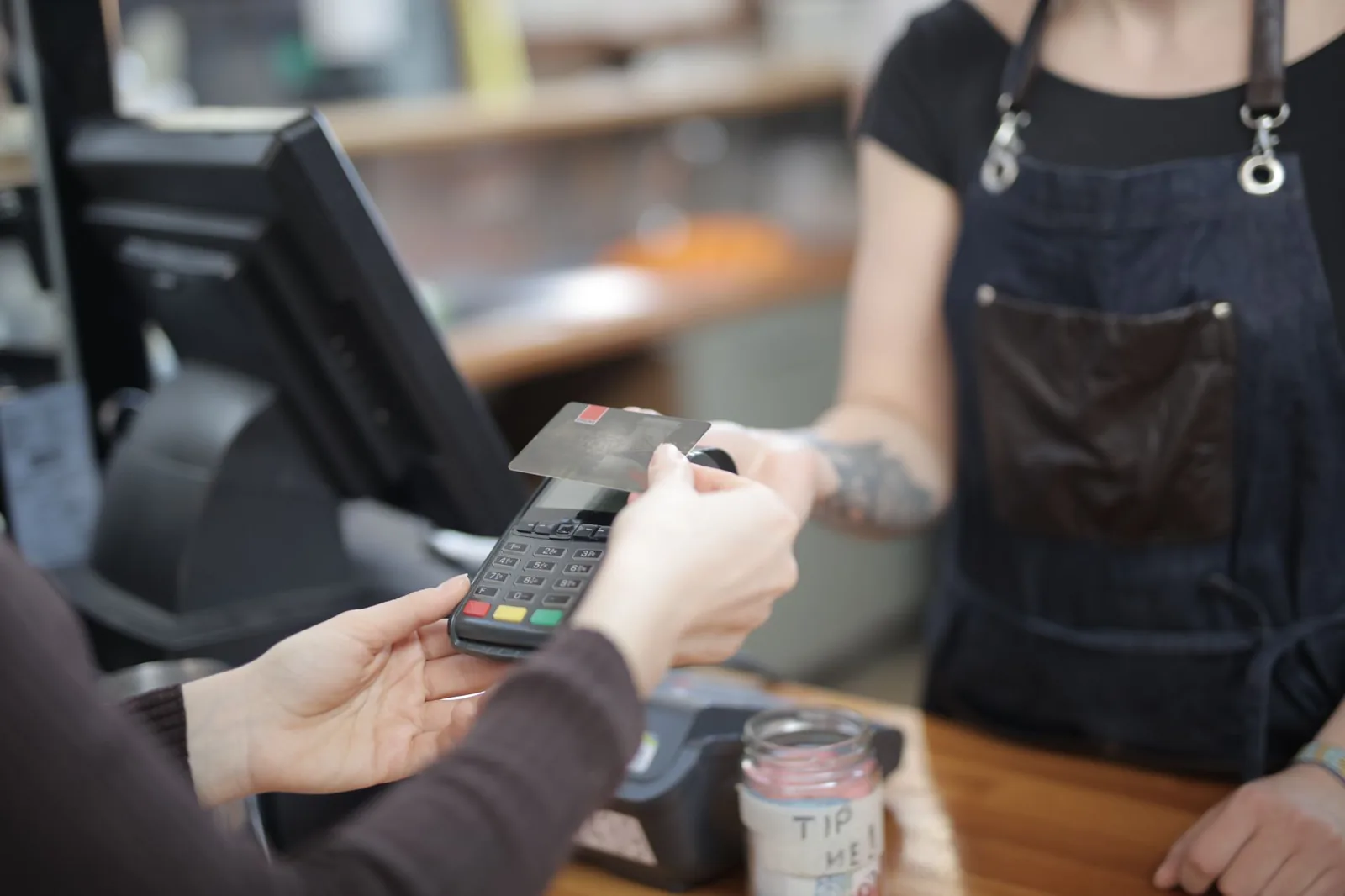 Paiement par carte bancaire sur un terminal, au comptoir d'un commerce