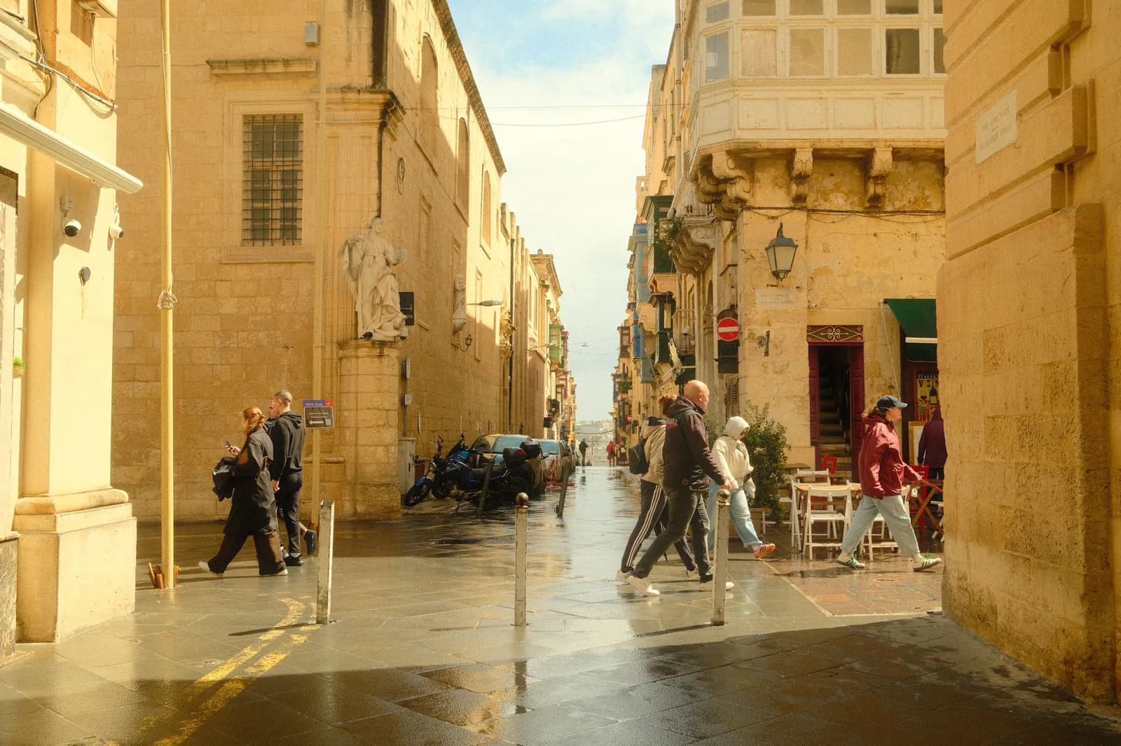 Croisement de rues de La Valette avec ses plaques bilingues maltais et anglais