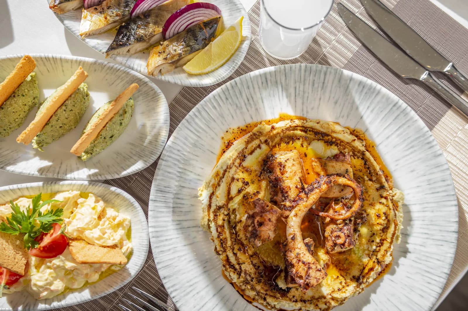 Table de plats méditerranéens, poulpe grillé, poisson et mezzés, comme on en sert dans les restaurants maltais