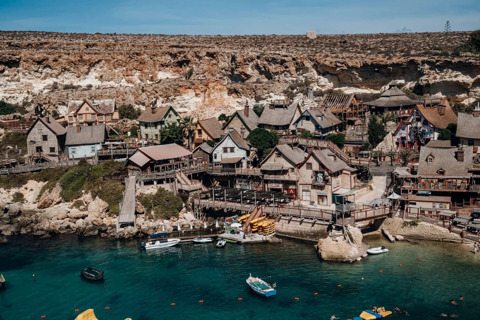 Les maisons en bois colorées de Popeye Village au-dessus d'Anchor Bay, à Mellieha (Malte)