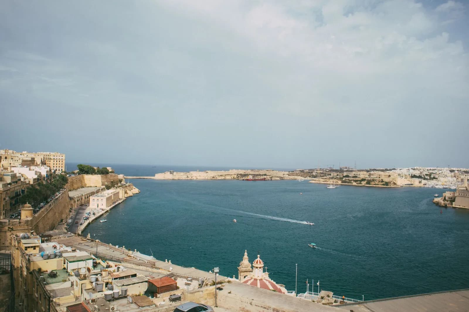 Le Grand Port de La Valette vu depuis les remparts, avec l'eau turquoise et les Trois Cités au loin