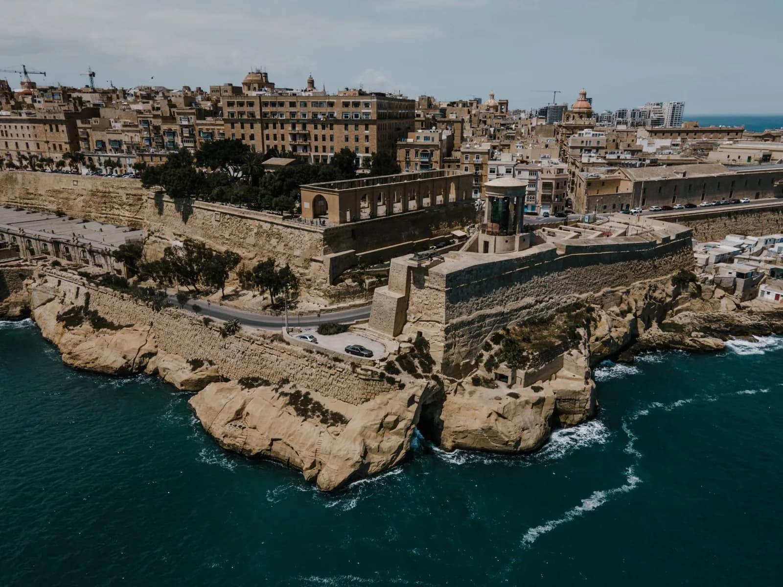 Les bastions de La Valette et le mémorial de la Cloche du Siège dominant le Grand Harbour, à Malte