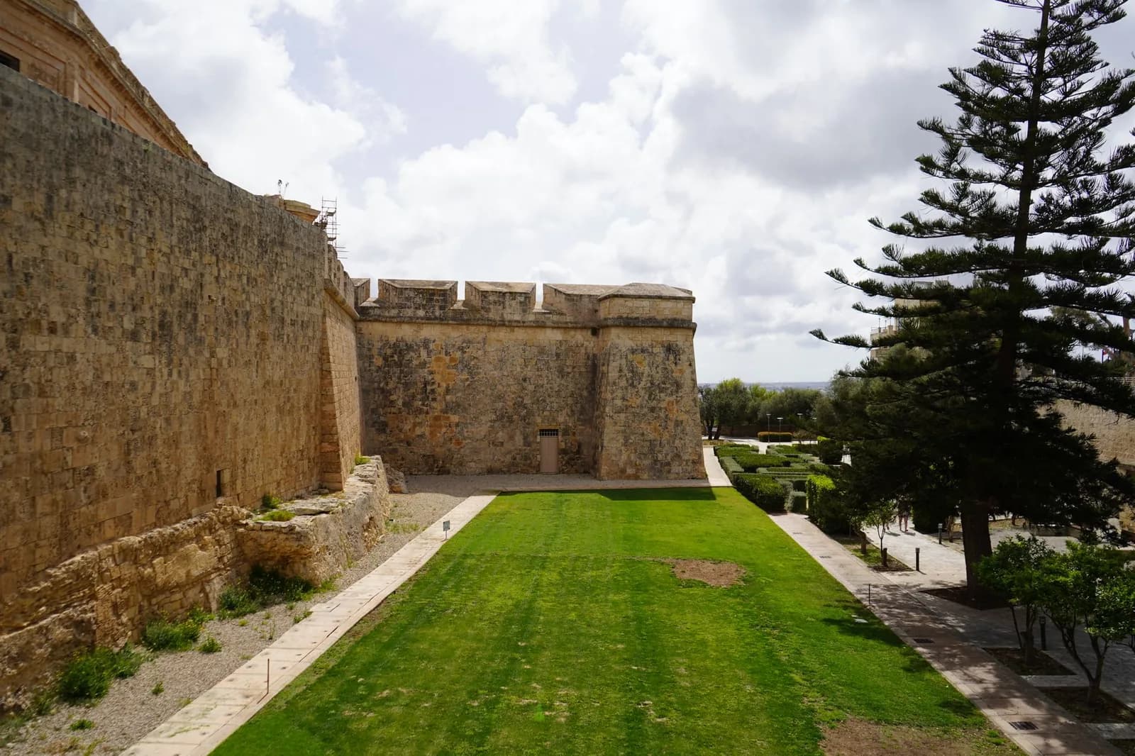 Les remparts extérieurs en pierre dorée de la cité fortifiée de Mdina, à Malte