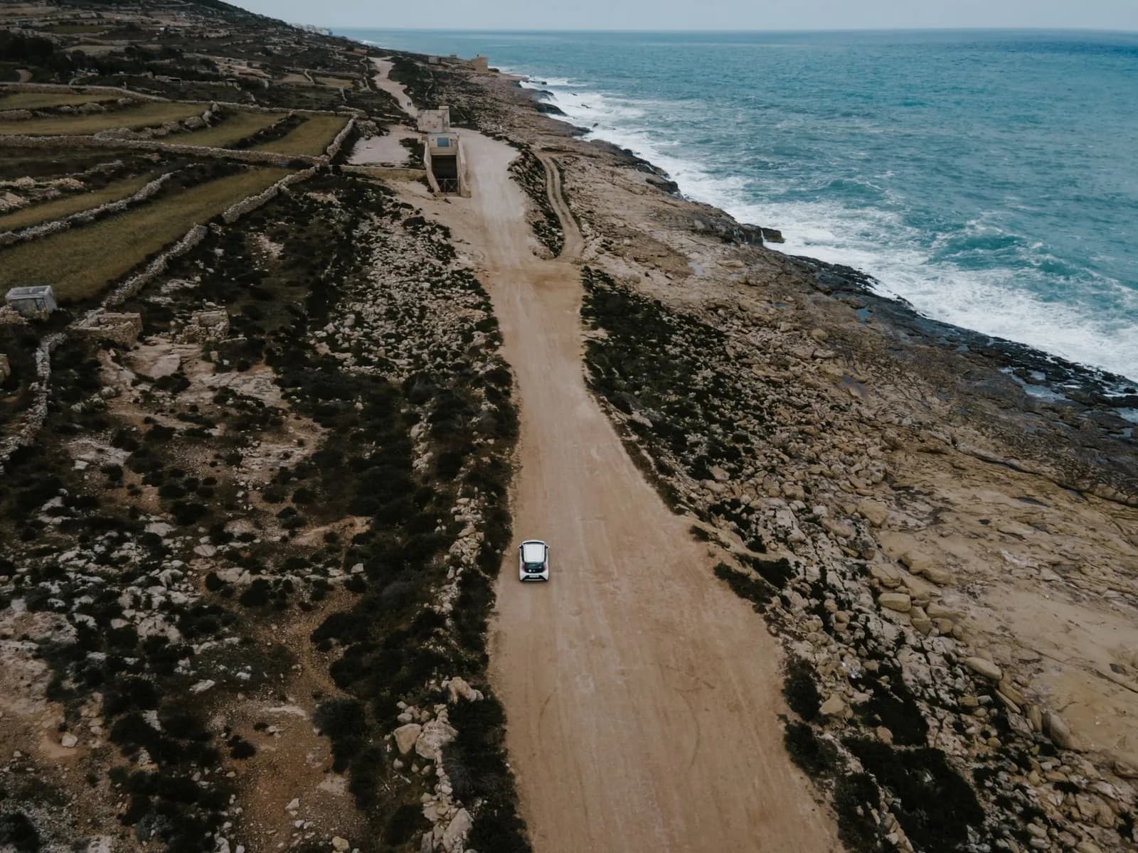 Voiture roulant sur une route côtière face à la mer, près de Haz-Zabbar, à Malte