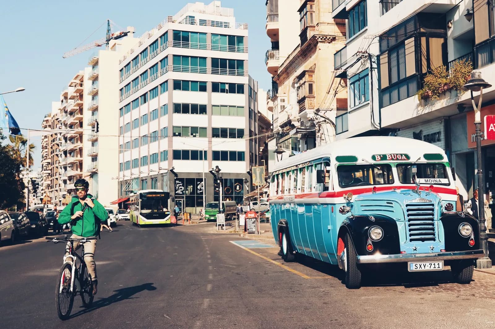 Circulation, bus et cycliste dans une rue du front de mer de Sliema, à Malte