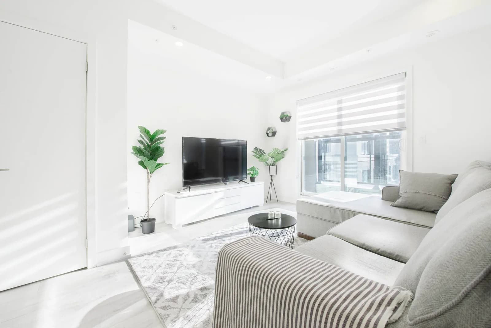 Salon meublé et lumineux d'un appartement prêt à louer