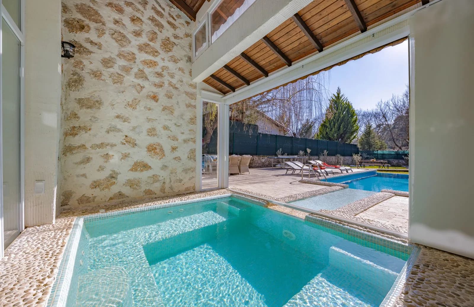 Villa méditerranéenne en pierre avec piscine et terrasse