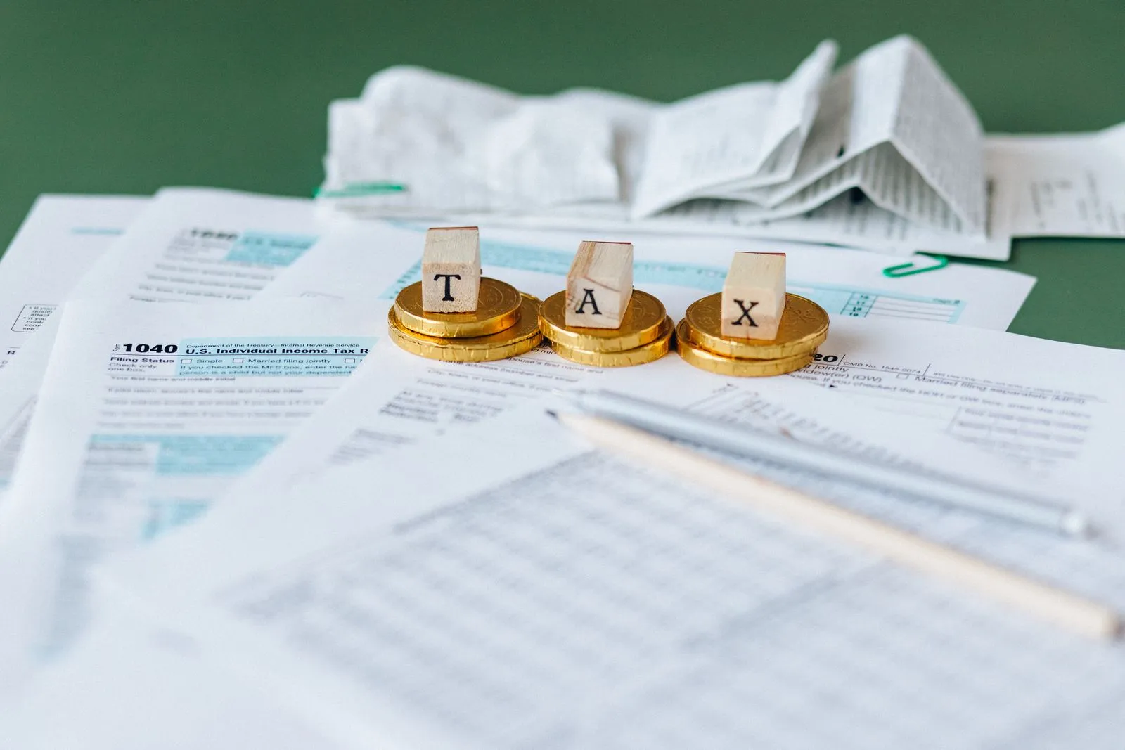 Documents financiers et calculatrice pour comptabilité