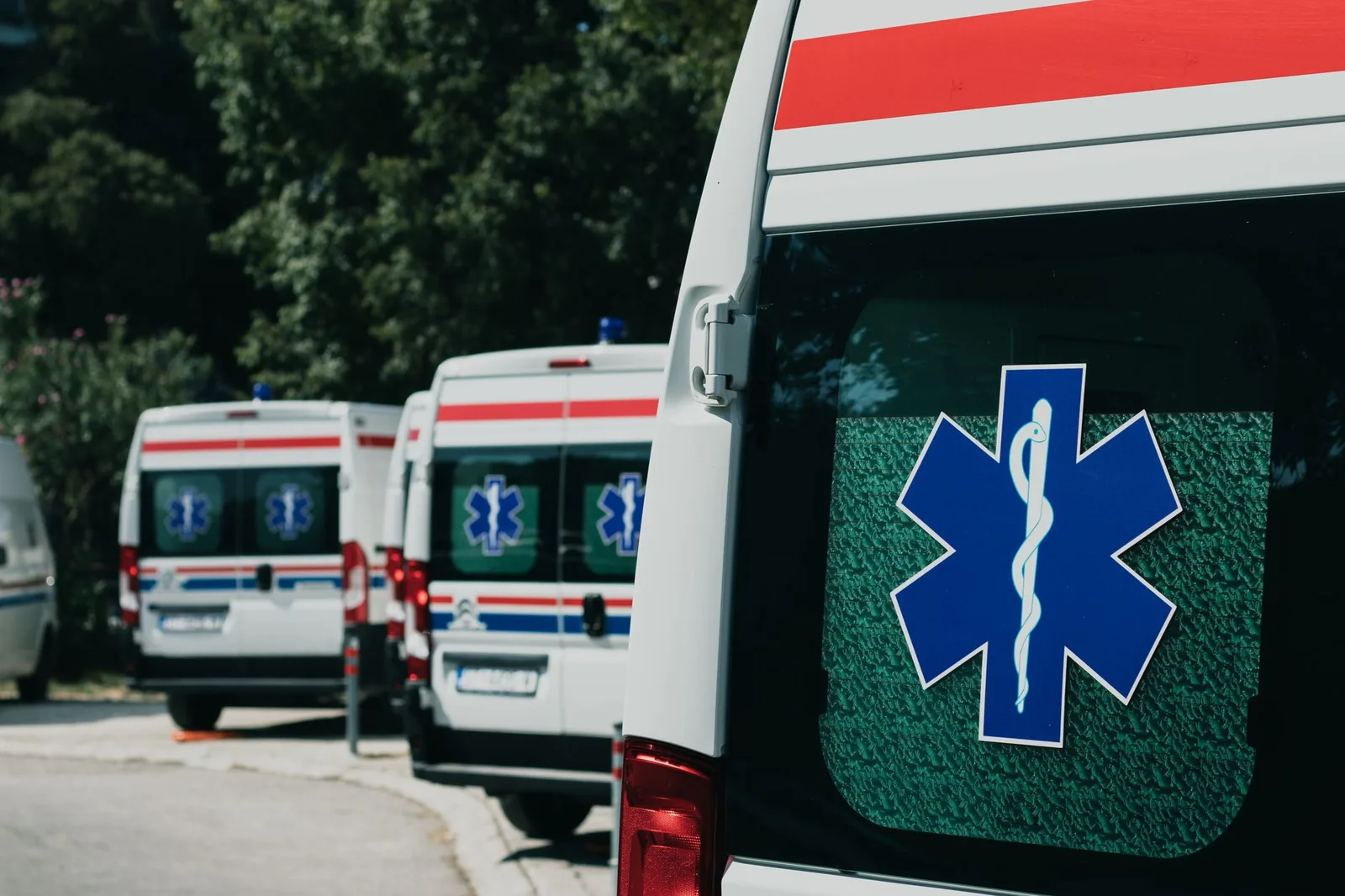 Ambulances de secours stationnées à l'extérieur d'un service d'urgences