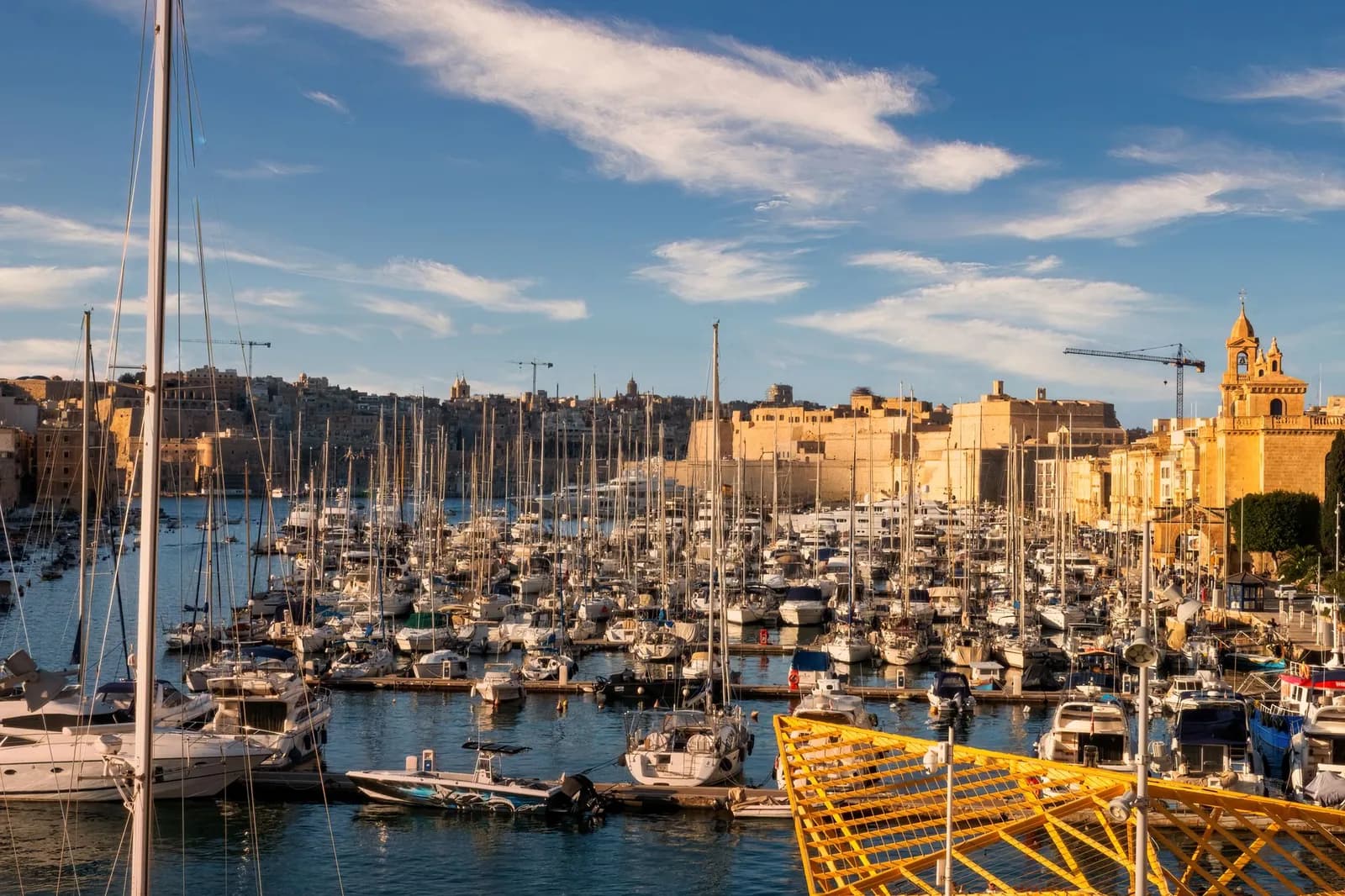Marina de Birgu (Vittoriosa) aux Trois Cités, Malte, avec voiliers et clocher d'église au bord de l'eau