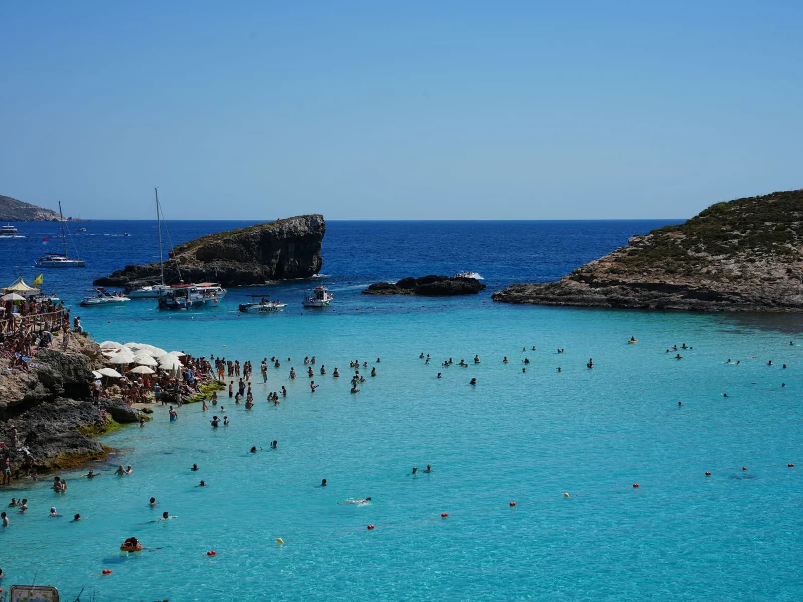 Bateaux et baigneurs dans le Blue Lagoon de Comino à Malte en pleine journée