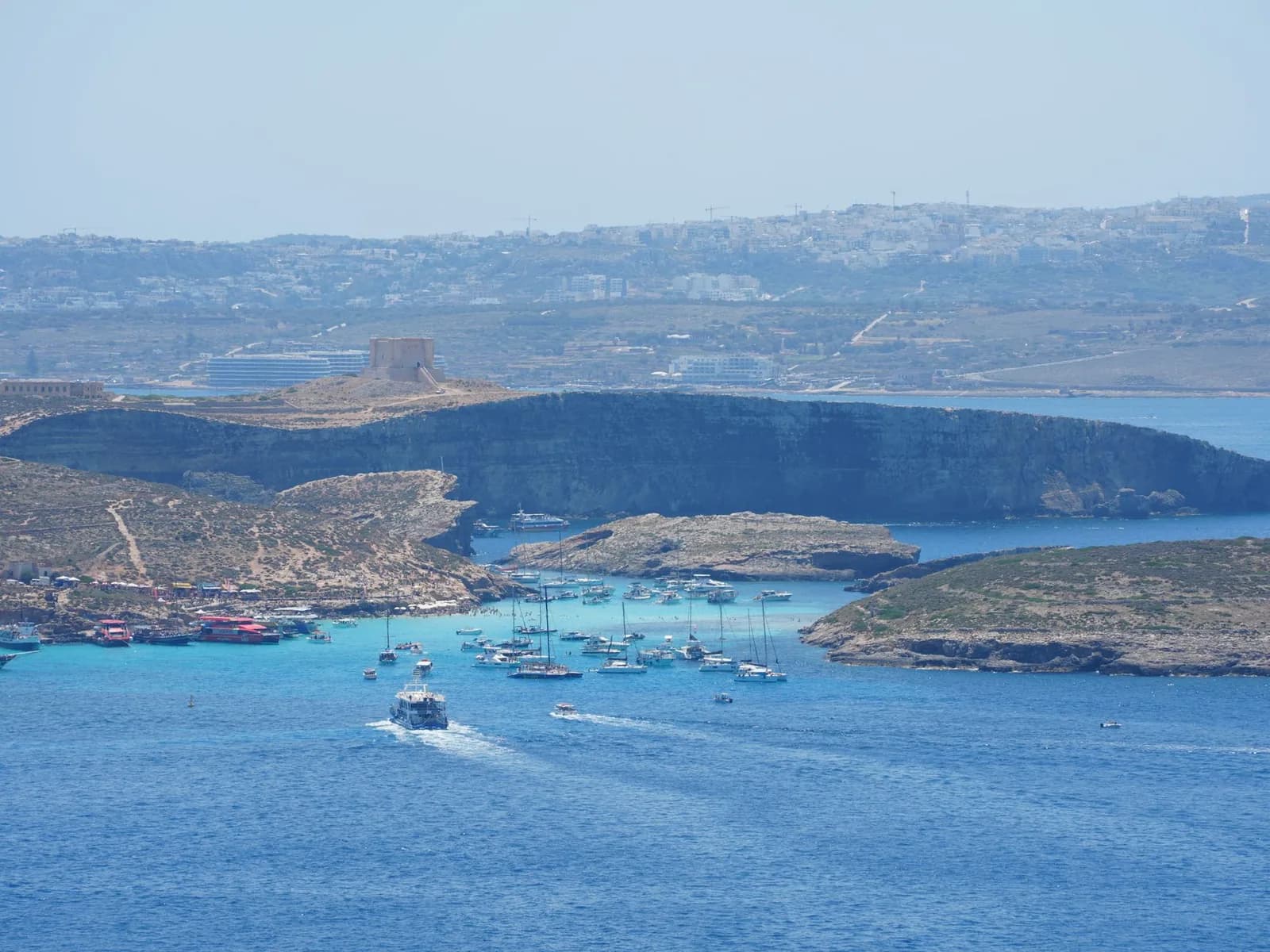 Le Blue Lagoon de Comino à Malte, eaux turquoise translucides entre les rochers blancs