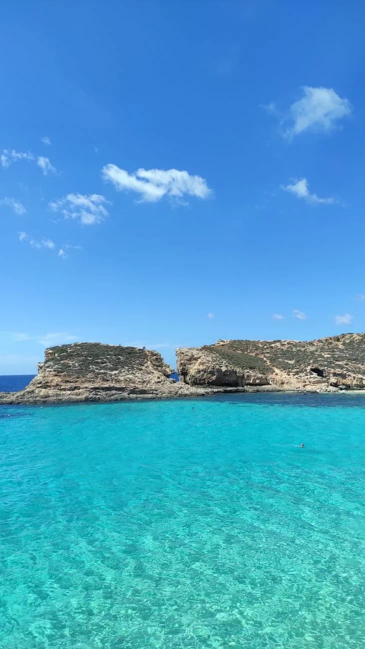Eaux turquoise du Blue Lagoon de Comino avec quelques nageurs, entre Malte et Gozo