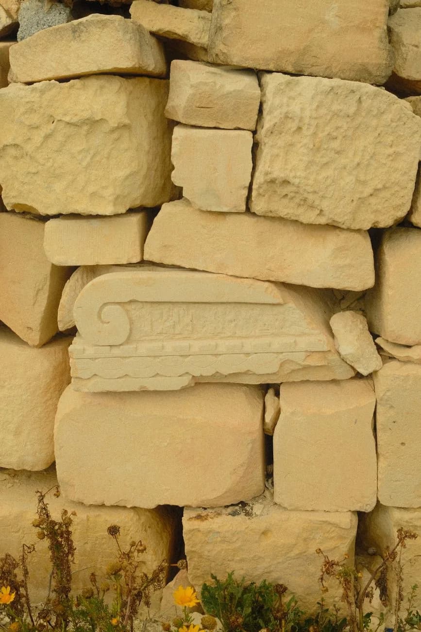 Bloc de calcaire globigérine à Malte, la roche tendre dans laquelle l'Hypogée de Hal Saflieni a été creusé au silex