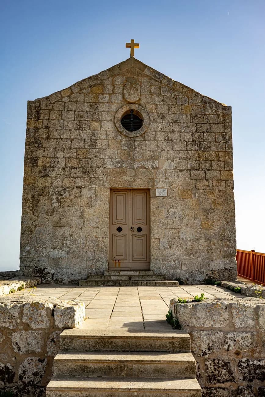 Petite chapelle en pierre Sainte-Marie-Madeleine au bord des falaises de Dingli, avec sa porte en bois et son escalier