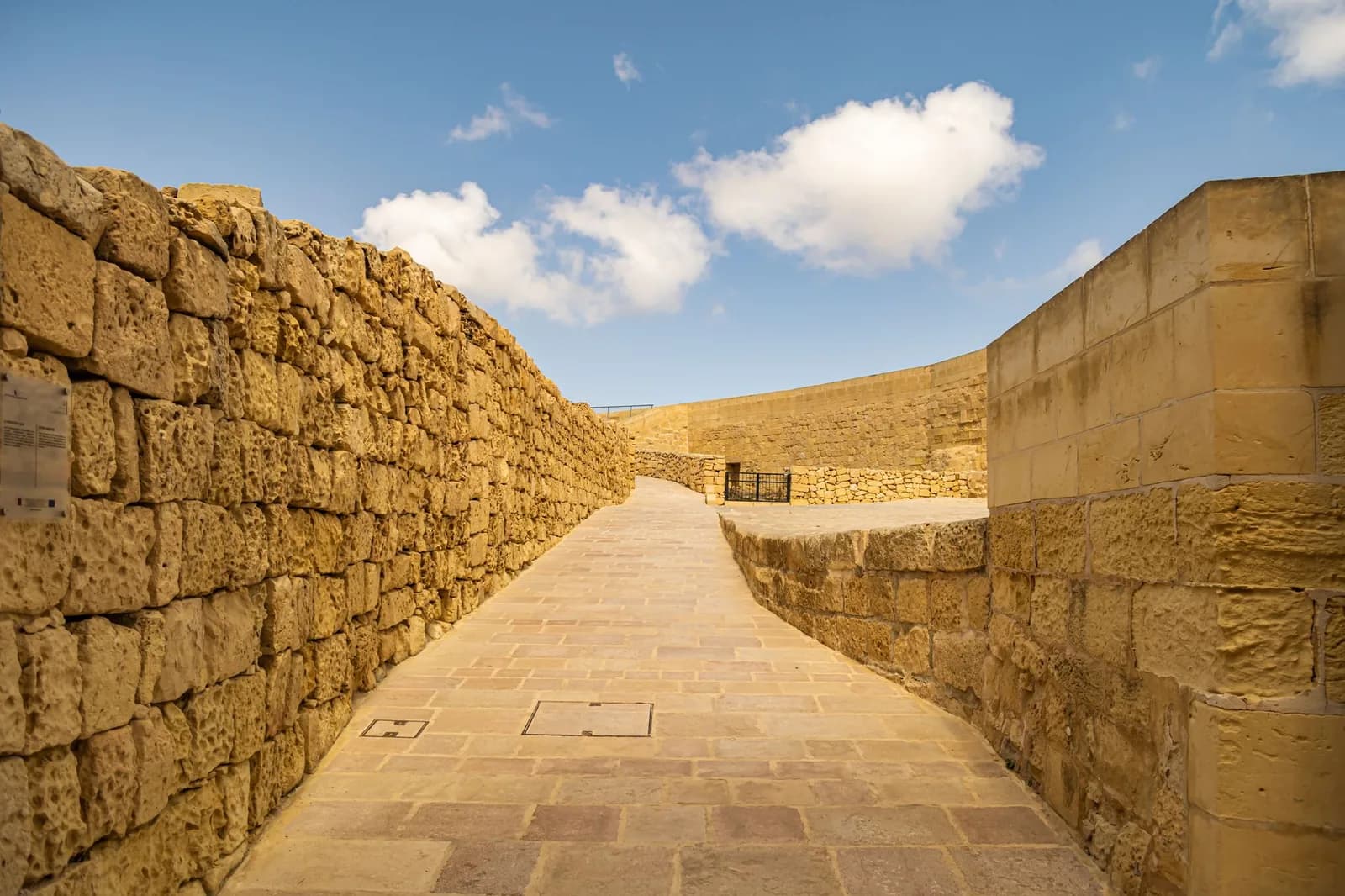 Les remparts en pierre calcaire de la Citadelle de Victoria, à Gozo