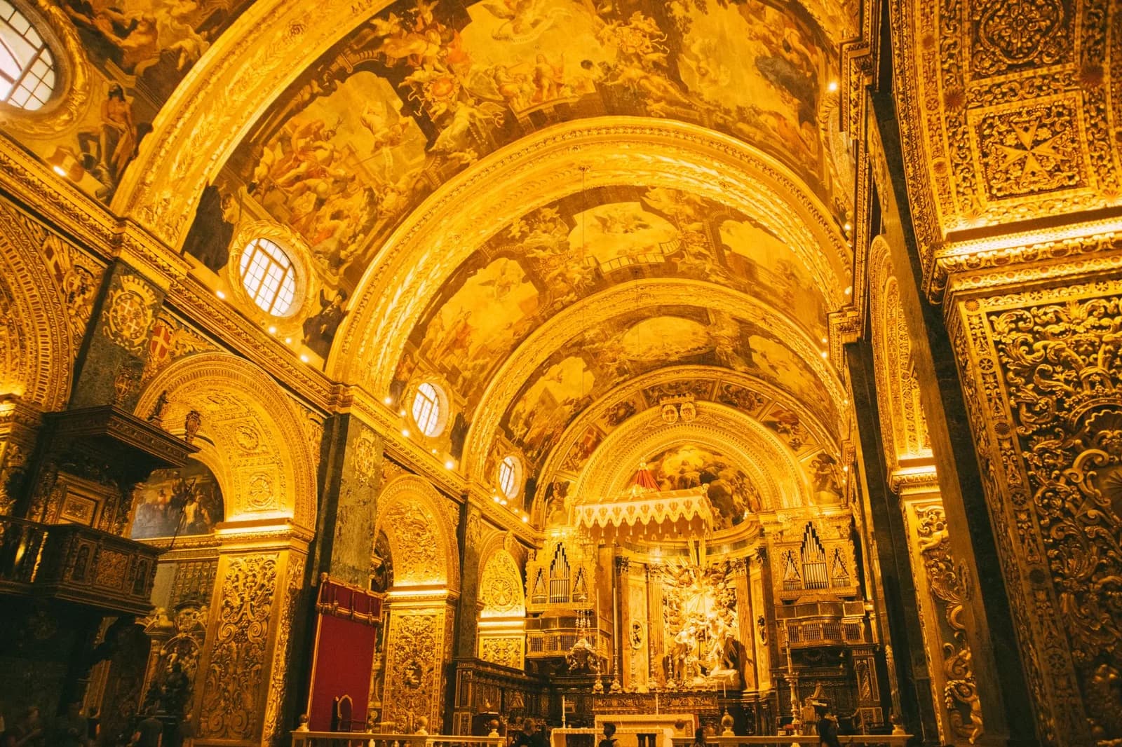 Nef baroque dorée de la co-cathédrale Saint-Jean à La Valette, voûtes peintes et maître-autel