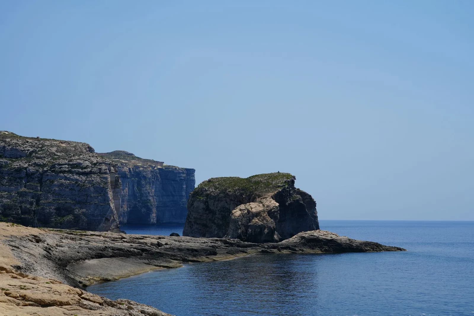 Falaises et Fungus Rock à Dwejra sur la côte ouest de Gozo, face à la Méditerranée