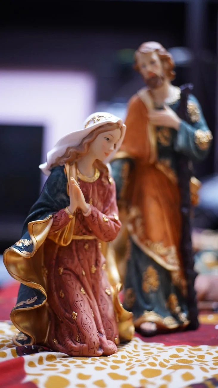 Santons de crèche peints : Marie agenouillée en prière et Joseph derrière elle