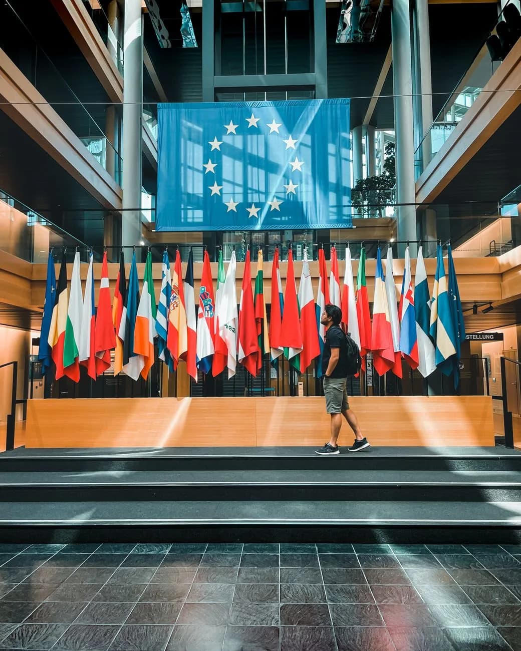 Les drapeaux des États membres de l'Union européenne au Parlement européen, dont celui de Malte, membre depuis 2004