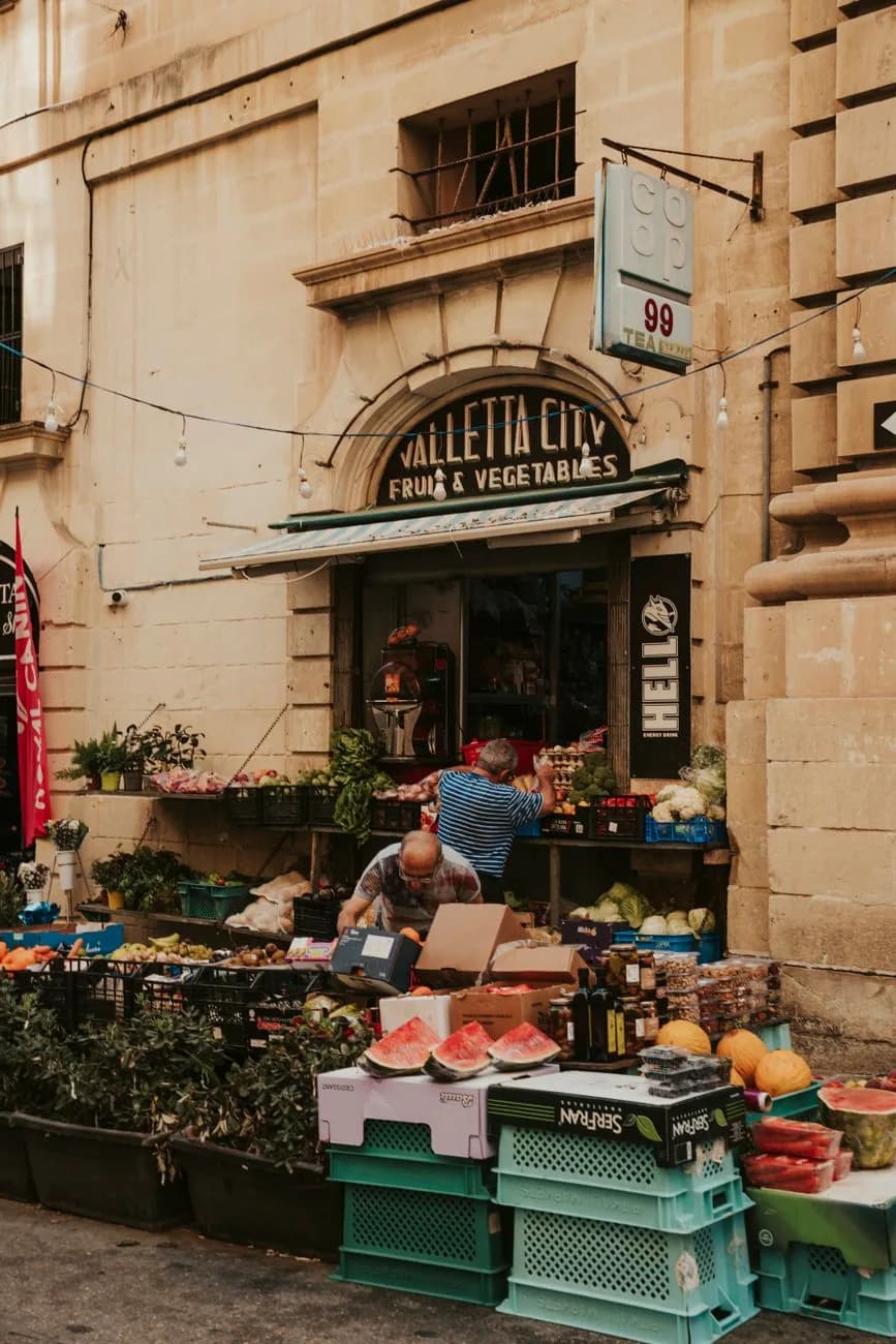 Une épicerie de fruits et légumes à La Valette, à Malte, avec son étal en façade sous une enseigne peinte