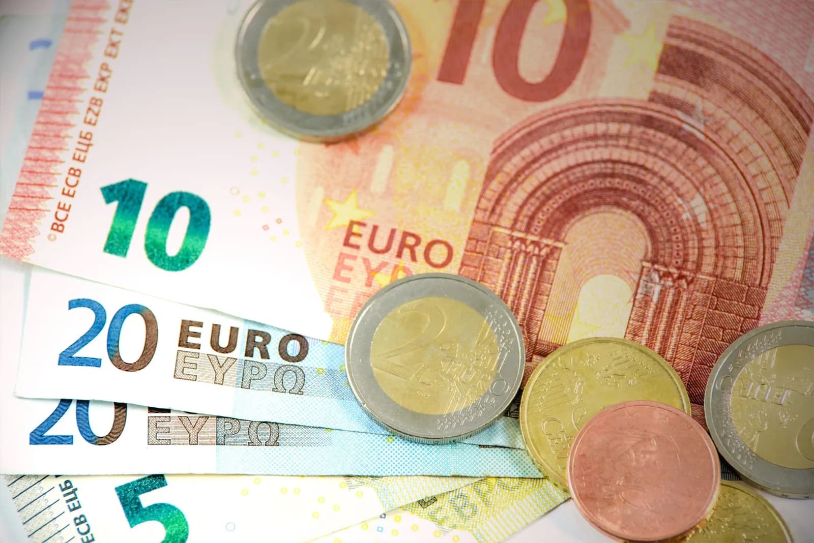 Billets et pièces en euros, la monnaie utilisée à Malte depuis 2008, identique à celle de la France