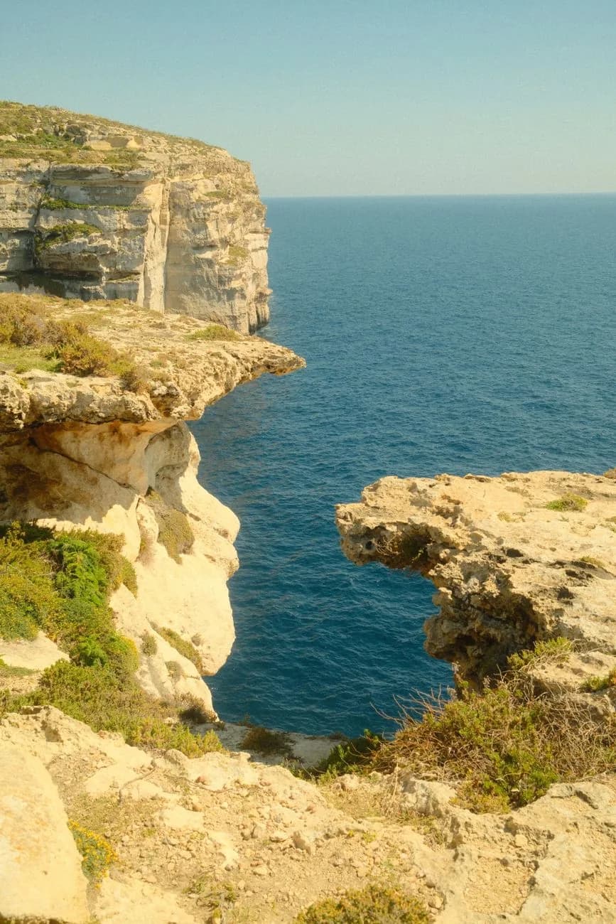 Falaises calcaires de Dwejra sur l'île de Gozo, deuxième île de l'archipel maltais, face à la Méditerranée