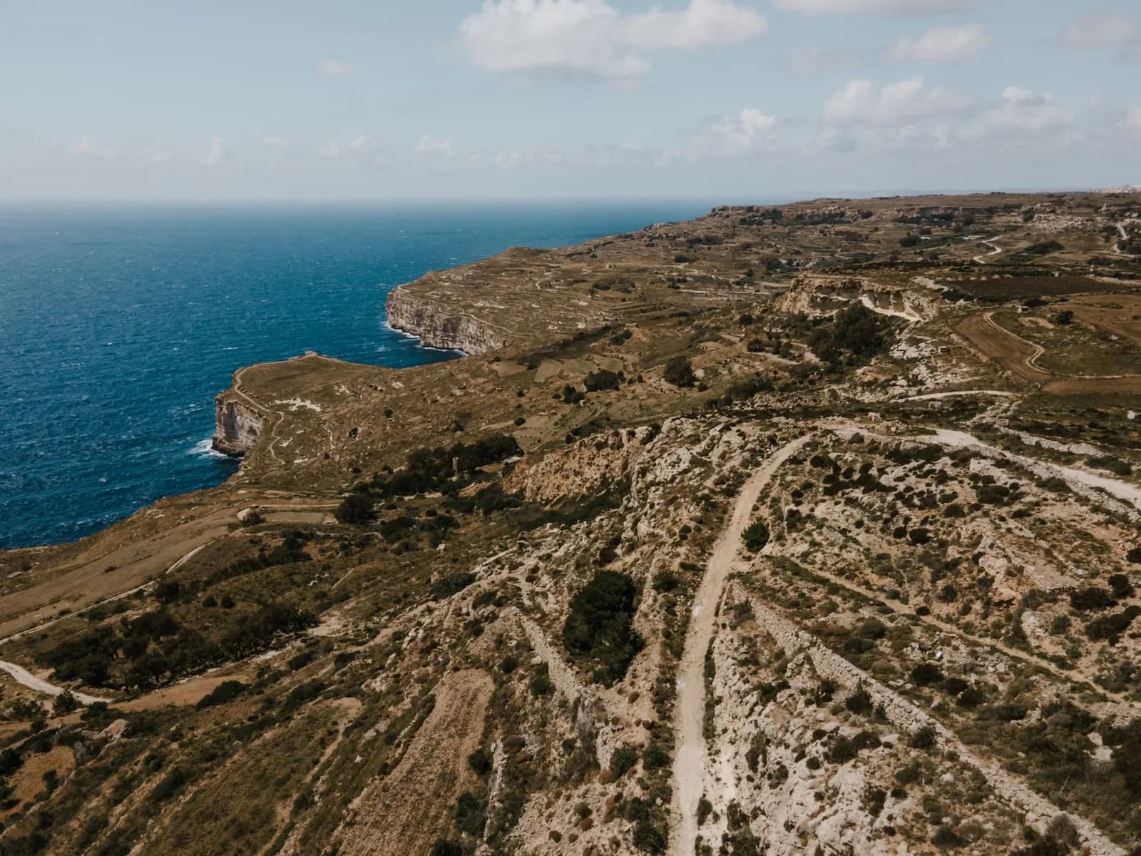 Sentier longeant les falaises de Dingli sur la côte ouest de Malte, au-dessus de la Méditerranée