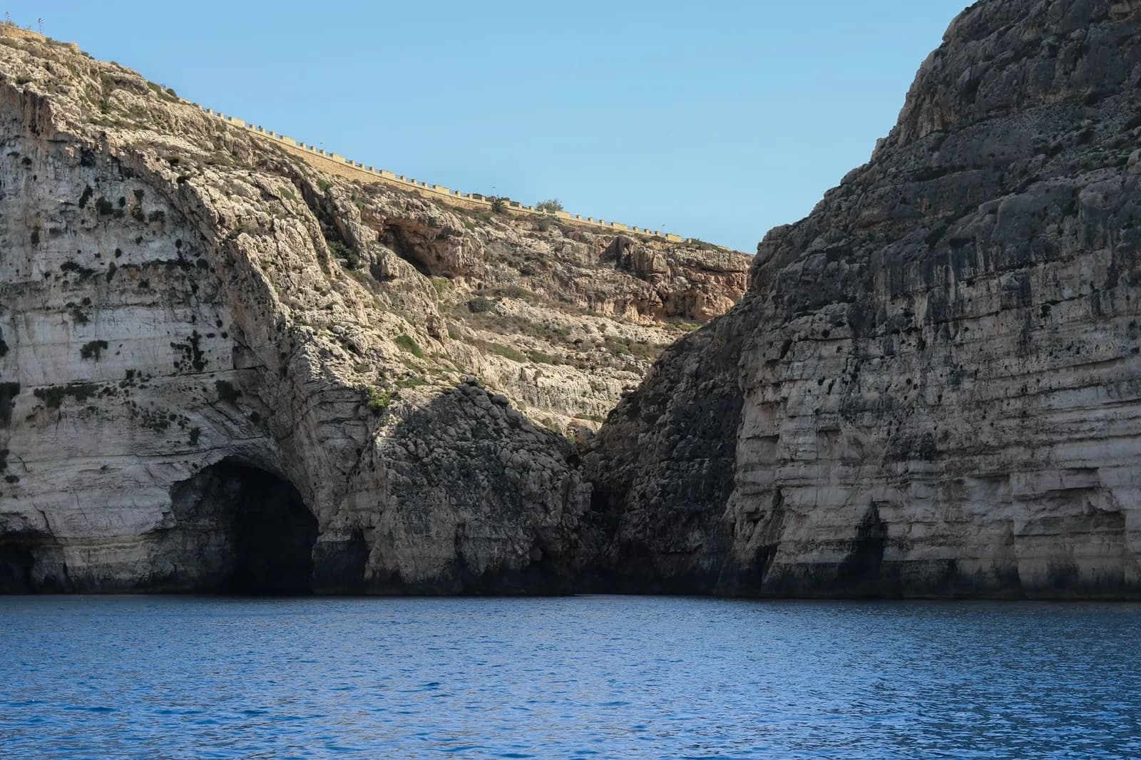 Falaises calcaires et entrées de grottes marines à Wied iż-Żurrieq, au sud de Malte