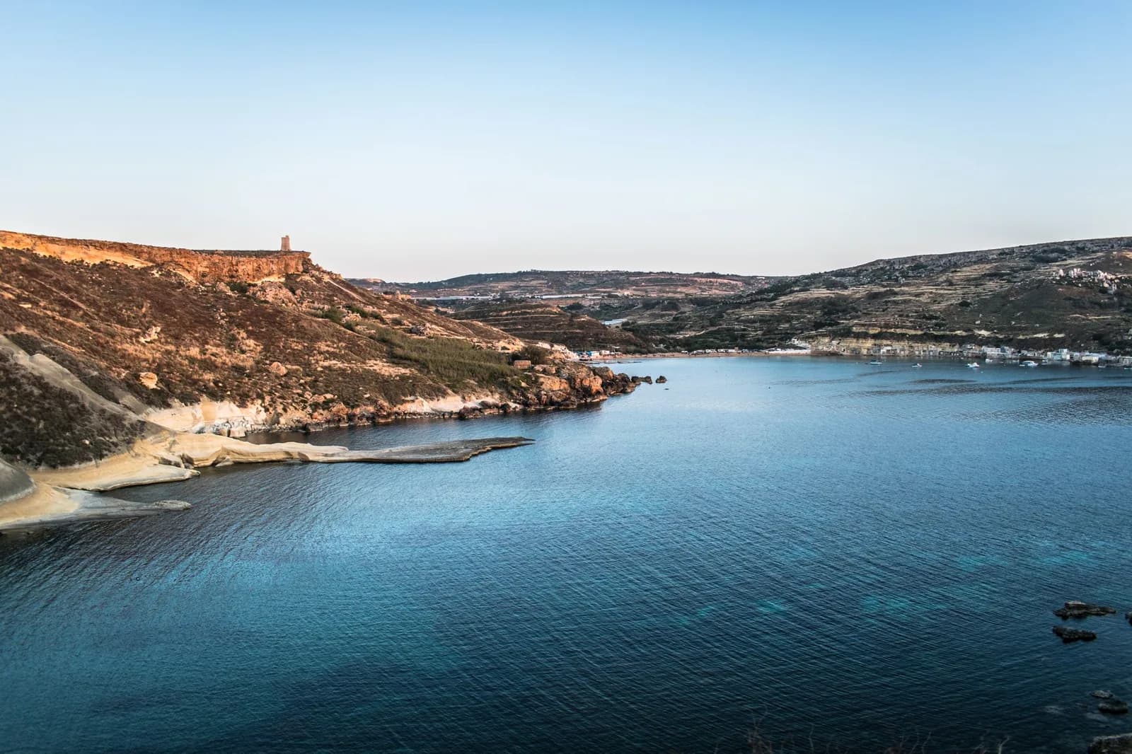 Falaises de la côte nord-ouest de Malte avec tour de guet au-dessus d'une baie calme