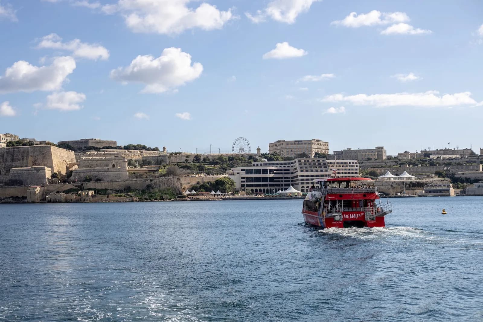 Un ferry immatriculé à La Valette traversant le port de Marsamxett devant les fortifications de la capitale maltaise