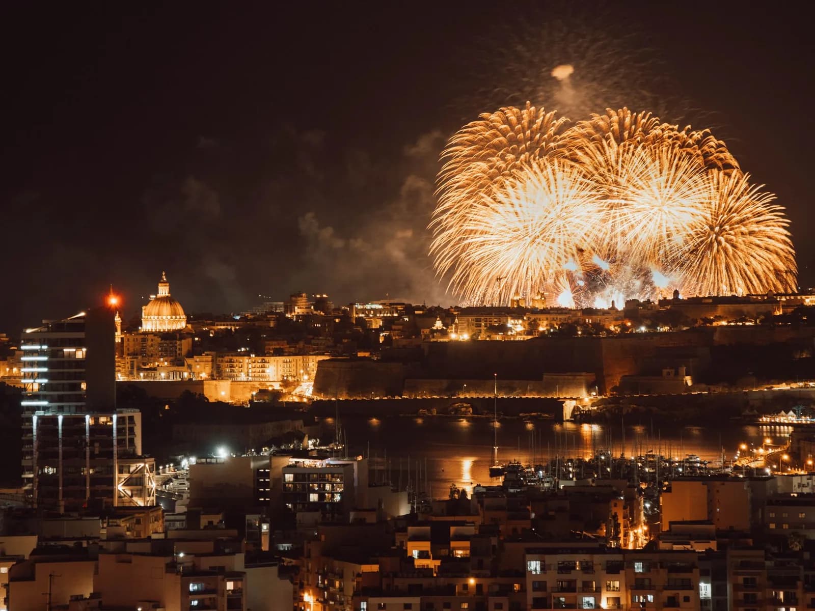 Feux d'artifice tirés au-dessus des remparts de La Valette pendant une festa maltaise, vus depuis Sliema